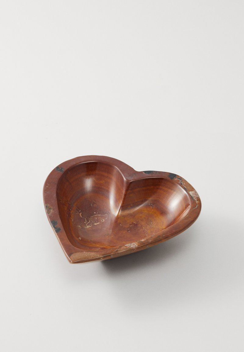 Misa w kształcie serca, wykonana z polerowanego drewna, o bogatym brązowym kolorze z jaśniejszymi marmurkowymi wzorami oraz postarzonymi brzegami, co nadaje jej rustykalny wygląd.