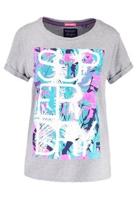 Camiseta gris de manga corta con un gran gráfico tropical colorido y el texto "SUPERDRY" en blanco, y un cuello redondo.