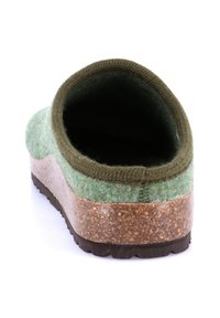 Pantofola verde in feltro con suola in sughero marrone. Presenta un retro arrotondato, una texture morbida e dettagli di cucitura sul bordo. Design di calzature casual per interni.