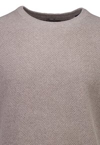 Suéter texturizado en taupe claro con cuello redondo y ribete acanalado. Presenta un patrón tejido y una tela suave y elástica.