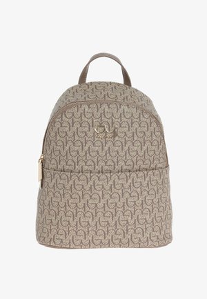 Zaino piccolo beige e marrone con motivo monogramma ripetuto, tasca frontale con zip, manico superiore e un logo dorato del marchio sul davanti.