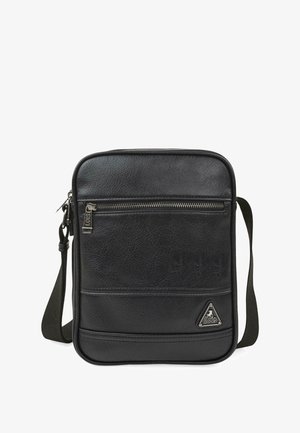 Bolso de hombro de cuero negro con superficie texturizada, un bolsillo con cremallera en la parte frontal y una correa ajustable. Presenta un logo triangular en la parte inferior.