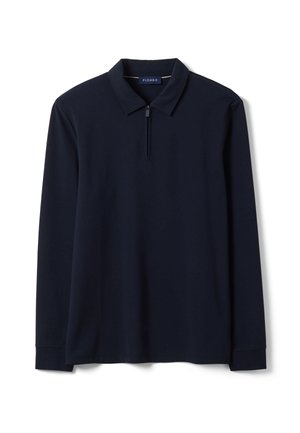 Polo blu navy a manica lunga con zip sul colletto e una piccola etichetta del marchio all'interno del colletto.