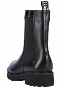 Schwarze Leder-Ankle-Boots mit elastischen Seitenpanelen, runder Zehenform und strukturiertem schwarzen Gummisohle. Mit einem Logo auf dem Zugschlaufe hinten.
