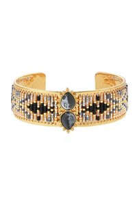 Bracelet en or avec un travail de perles complexe en noir, argent et bleu, accentué par deux pierres précieuses en forme de goutte d'eau au centre.