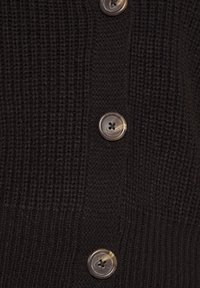 Zwarte gebreide cardigan met een gestructureerd patroon en vijf ronde, glanzende knopen met elk vier gaten, centraal geplaatst.