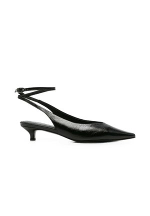 Scarpa slingback in pelle nera con punta affilata, sottili cinturini alla caviglia e tacco basso kitten.