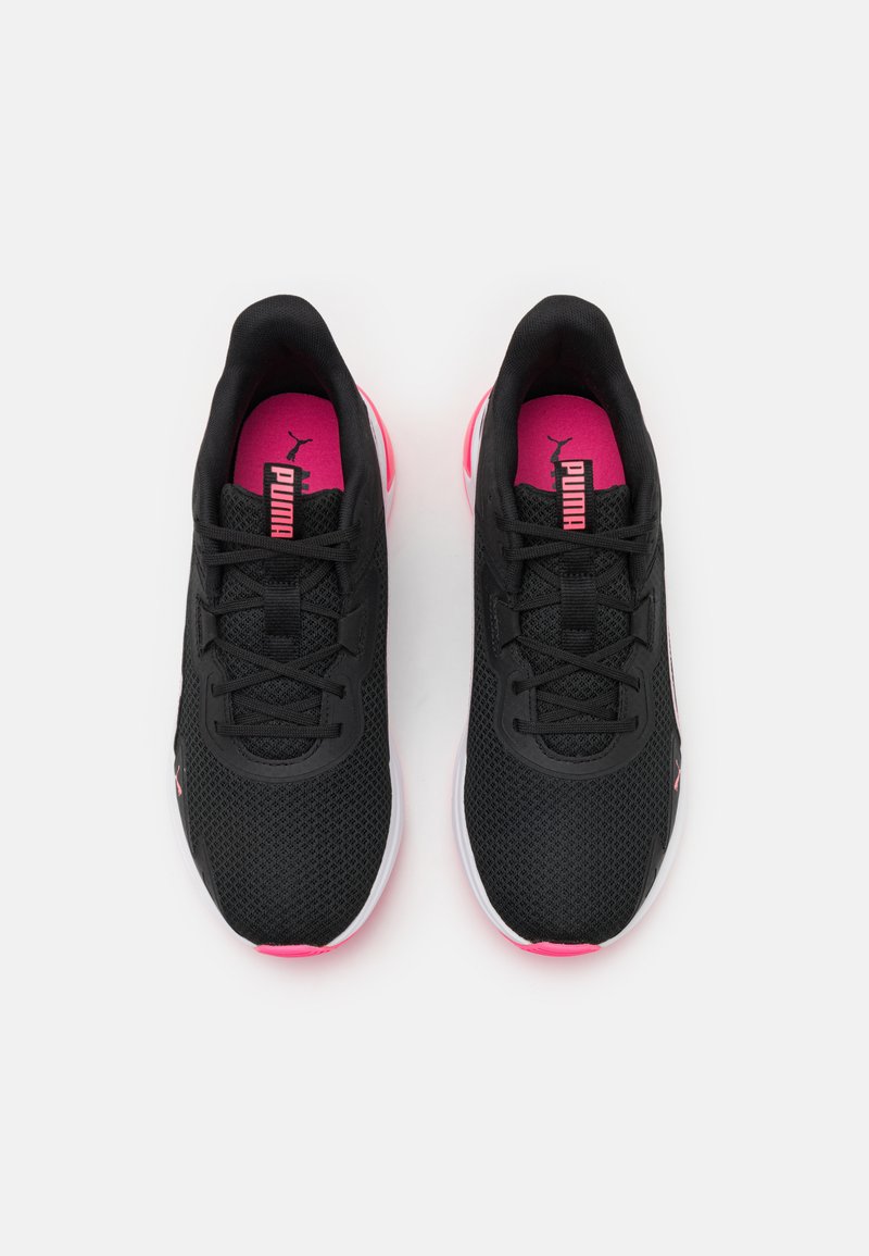Zwarte sportieve schoenen met een bovenwerk van mesh, roze accenten op de binnenzolen en buitenzolen, en zwarte veters. Vlak, rond te ontwerp met een lichte hak.