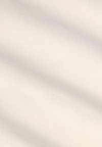 Off-white stof met een gladde textuur, voorzien van een subtiel weefpatroon. Het oppervlak weerkaatst minimaal licht met zachte plooien.