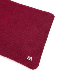 Bordový ribovaný textilný doplnok s hladkým povrchom a kovovo strieborným logom "M" v pravom dolnom rohu. Okraje sú starostlivo spracované.