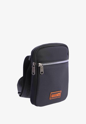 Bolso de hombro de tela negra con cierre con cremallera, forma rectangular, parche de marca naranja y una superficie texturizada para mayor durabilidad.