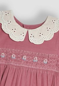 JoJo Maman Bébé REGULAR FIT - FLORAL EMBROIDERED SMOCKED - Rochie tip cămașă - pink