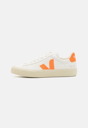 Weiße Sneakers mit orangefarbenen Akzenten, aus Leder. Merkmale sind eine runde Zehenpartie, flache Sohle und Schnürung. "VEJA"-Logo an der Ferse und an der Seitenfläche.