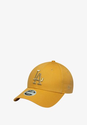 Gelbe Baseballkappe mit strukturiertem Design, ausgestattet mit einem erhabenen, gestickten "LA"-Logo in Gold und einem flachen Schild. New Era-Branding auf dem Etikett.