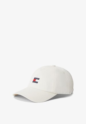 Kremowa czapka z daszkiem baseballowym, z lekko zakrzywionym daszkiem, z małą naszywką z logo Tommy Jeans w kolorach czerwonym, białym i niebieskim na środku z przodu.