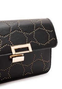 Zwarte leren handtas met een gouden studded patroon en een rechthoekige gouden sluiting. Gladde textuur, gestructureerde vorm, compact ontwerp.