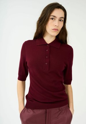 Burgundy neulepaita lyhyillä hihoilla, jossa on klassinen kaulus ja viiden napin nappilista, sileä pinta ja vartalonmyötäinen muoto.