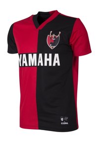 Voetbalshirt met een rood en zwart gesplitst ontwerp, V-hals kraag, grote "Yamaha" tekst en een spelerafbeelding op de borst.