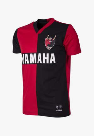 Voetbalshirt met een rood en zwart gesplitst ontwerp, V-hals kraag, grote "Yamaha" tekst en een spelerafbeelding op de borst.