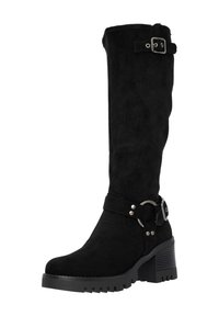 Bota de ante negra hasta la rodilla con un tacón grueso, que presenta una correa con un hebilla de metal y detalles decorativos. Superficie texturizada y diseño distintivo.