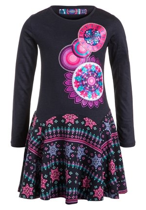 Robe à manches longues avec un haut bleu marine et une jupe évasée à motifs. Présente des designs circulaires colorés et des motifs géométriques en rose et violet.