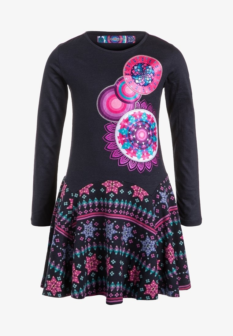 Robe à manches longues avec un haut bleu marine et une jupe évasée à motifs. Présente des designs circulaires colorés et des motifs géométriques en rose et violet.