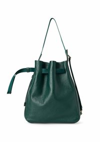 Borsa a secchio verde in pelle con finitura testurizzata, caratterizzata da una parte superiore arricciata e un tracolla regolabile. Tra i dettagli è presente una zip laterale.