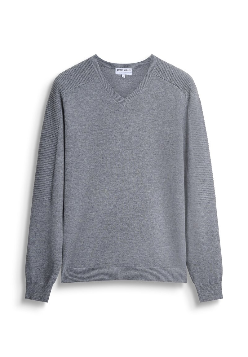 Maglione grigio a scollo a V realizzato in morbida maglia, con dettagli a coste sulle spalle e sui polsini, dalla vestibilità comoda e maniche lunghe.