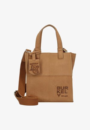 Tasche aus hellbraunem Leder mit zwei kurzen Griffen, verstellbarem Schultergurt, geprägtem Logo und auffälligem Patchwork-Design.