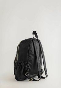 Zaino nero dal design elegante, con una cerniera dorata, tessuto testurizzato e spallacci regolabili. Tasca laterale con dettaglio arricciato.