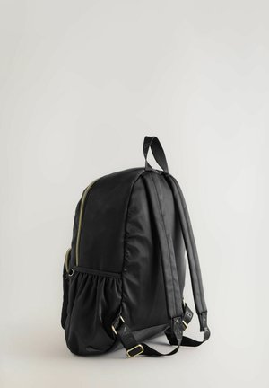Crna ruksak s elegantnim dizajnom, s zlatnim zatvaračem, teksturiranom tkaninom i podesivim trakama. Bočna džep s nabranim detaljem.