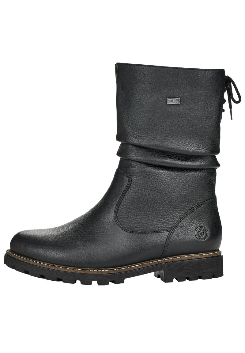 Bottines en cuir noir avec un design flou, surface texturée et détails cousus le long de la semelle. Présente un logo sur le côté.