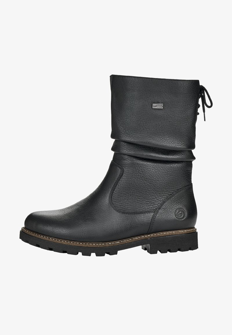 Schwarze Leder-Ankle-Boots mit einer lässigen Design, strukturierten Oberfläche und genähten Details entlang der Sohle. Mit einem Logo an der Seite.