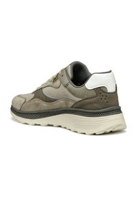 Sneaker grigio e verde oliva con materiali in suede e mesh, suola texturizzata e accentatura bianca vicino al tallone. Presenta un colletto imbottito e lacci.