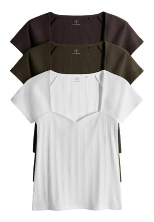 Drei kurzärmelige, gerippte Stricktops in Weiß, Olivgrün und Dunkelbraun mit eckigen Ausschnitten, vertikal gestapelt.