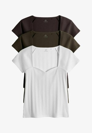 Tre ribstrikkede korte ærme toppe i hvid, olivengrøn og mørkebrun med firkantede udskæringer, stablet lodret.