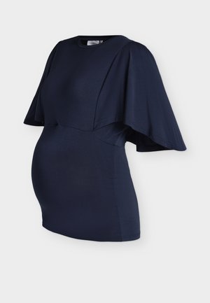 Τοπ εγκυμοσύνης σε ναυτικό μπλε με φαρδιές, ρέουσες κοντές μανίκες και εφαρμοστό στρογγυλό ντεκολτέ, σχεδιασμένο για άνεση και στυλ.