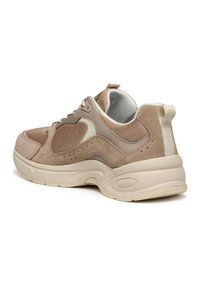 Sneaker beige con materiale scamosciato e mesh, punta arrotondata, collare imbottito e suola testurizzata. Presenta accenti chiari e dettagli perforati.