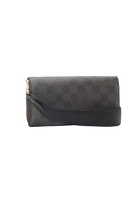 Portafoglio in tela a quadri marrone con una tracolla in pelle nera. Presenta una chiusura lampo dorata e una texture liscia, offrendo un design compatto.