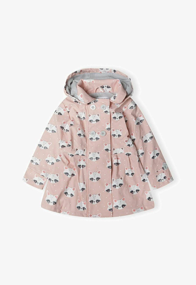 Vaaleanpunainen sadetakki, jossa on pesukarhujen kasvojen kuvio, harmaa vuori, huppu, napit ja vyötäröllä hieman muotoa antava kokoontuminen.