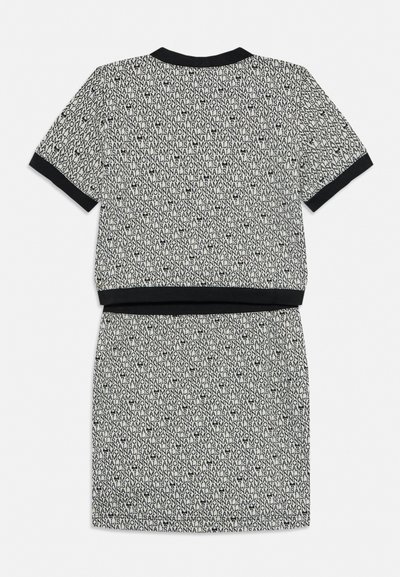 Set format din cămașă cu mâneci scurte cu nasturi și fustă cu margini negre, acoperit cu text repetat "MONNALISA" și modele mici de stele pe fundal alb.