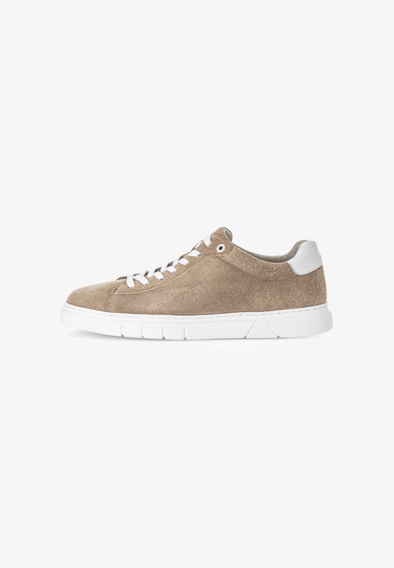 Chaussure : dessus en daim beige avec des accents en cuir blanc, bout rond, semelle plate avec des rainures horizontales et fermeture à lacets. Texture douce.