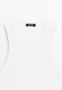Hvid, ribbet tanktop med en rund halsudskæring, glat tekstur og et mærke med teksten "Massimo Dutti, Made in Portugal" på bagsiden.