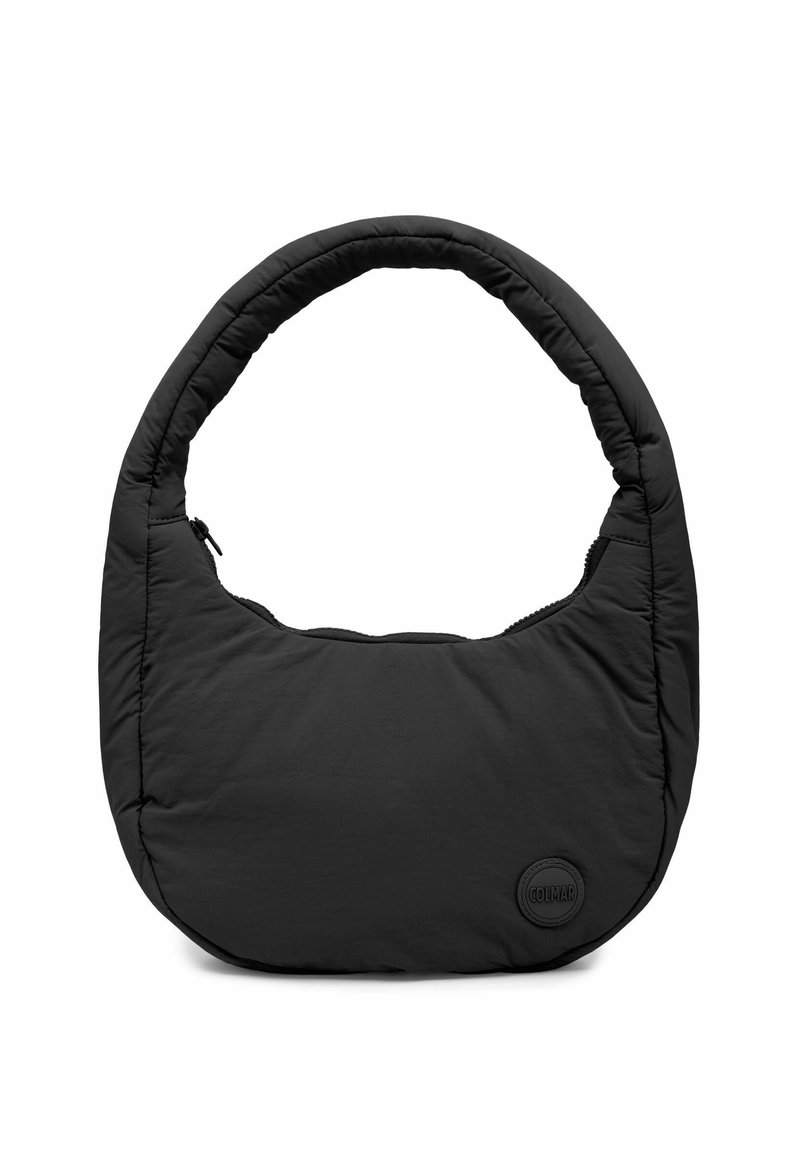 Gepolsterte schwarze Schultertasche mit einem geschwungenen, gepolsterten Griff, Reißverschluss und einem runden Logo-Accente auf der Vorderseite. Aus strapazierfähigem Stoff gefertigt.