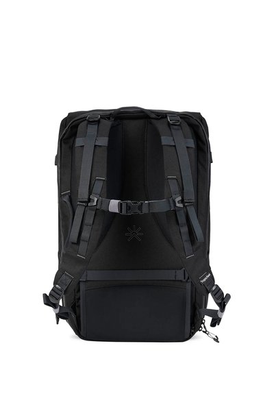 Mochila negra con correas acolchadas, un cierre en el pecho y un bolsillo frontal. Cuenta con un tejido duradero y un diseño rectangular elegante.