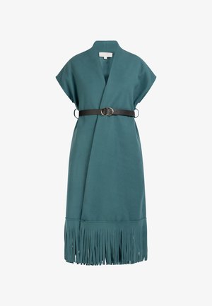 Teal omslagskjole lavet af blødt materiale, med korte ærmer, et sort bælte med en rund spænde og frynsedetalje i kanten.