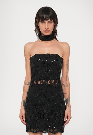 Czarna sukienka bez ramiączek z haftem kwiatowym i cekinami. Posiada dopasowany top i falbaniasty dół. W zestawie jest pasujący choker.