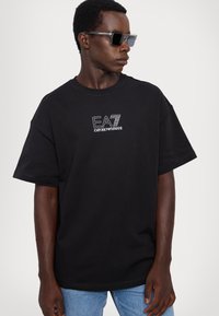 EA7 Emporio Armani UNISEX - T-shirts med print - black