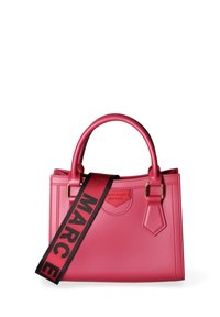 Roze leren handtas met twee handvatten, een verwijderbare schouderriem met zwarte letters en een gestructureerde rechthoekige vorm.