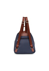 Zaino blu navy con spallacci e dettagli marroni, dotato di una tasca posteriore con zip e una forma strutturata. Realizzato in materiale resistente.